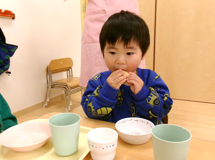 もぐもぐ・・・美味しいな( ˶ˆ꒳ˆ˵ )