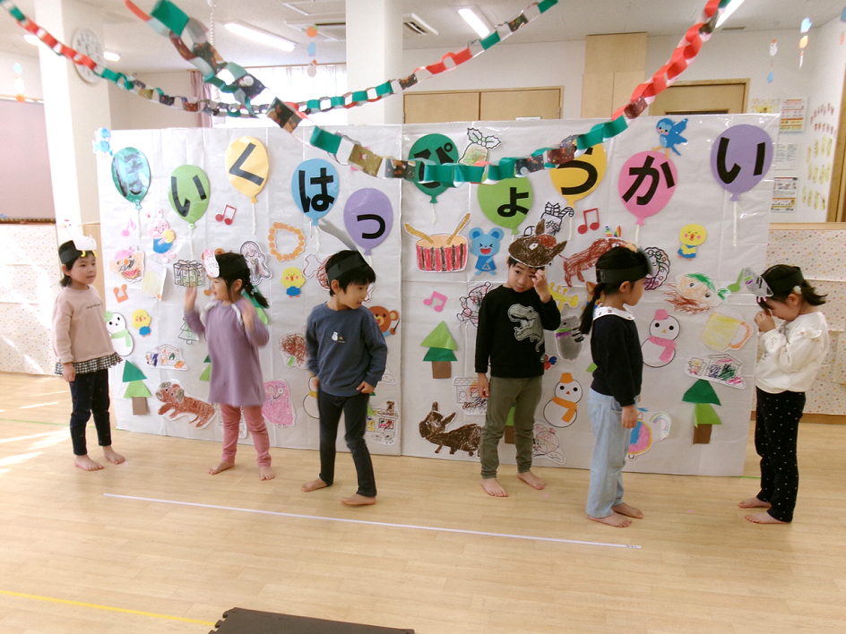 年老いて、飼い主に捨てられそうになったロバ･イヌ･ネコ･ニワトリ（ハト？）が、仲間になります☆