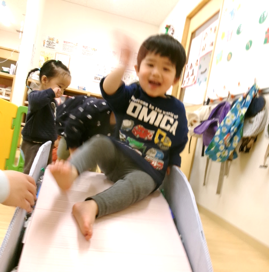 あひる組さんは、凧の製作後、滑り台を繰り返し楽しみました(ू•ᴗ•ू❁)♪