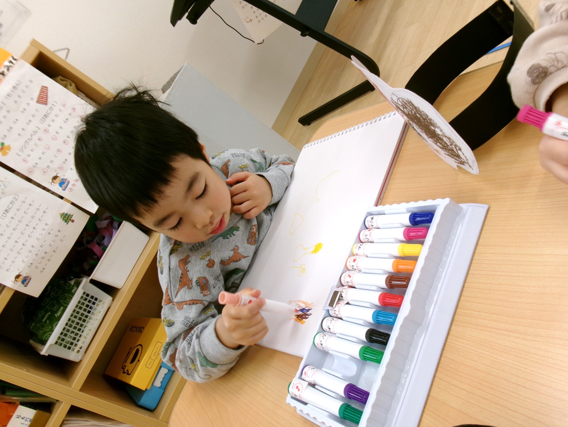 保育発表会の様子を思い出しながら、楽しくお絵描きをしました( ˶ˆ꒳ˆ˵ )