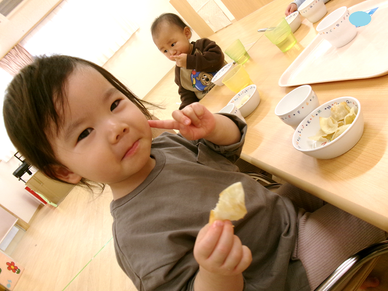 今日のおやつは、煮りんごを餃子の皮で包んだ『りんごパイ』♪(๑ᴖ◡ᴖ๑)♪
