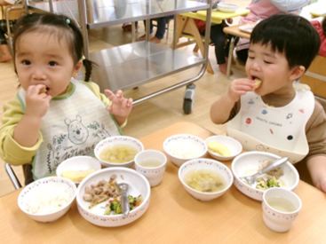 今日の給食は、ご飯、鶏肉のマーマレード焼き、うまっこリー、さつまいものお味噌汁、りんごでした☆彡