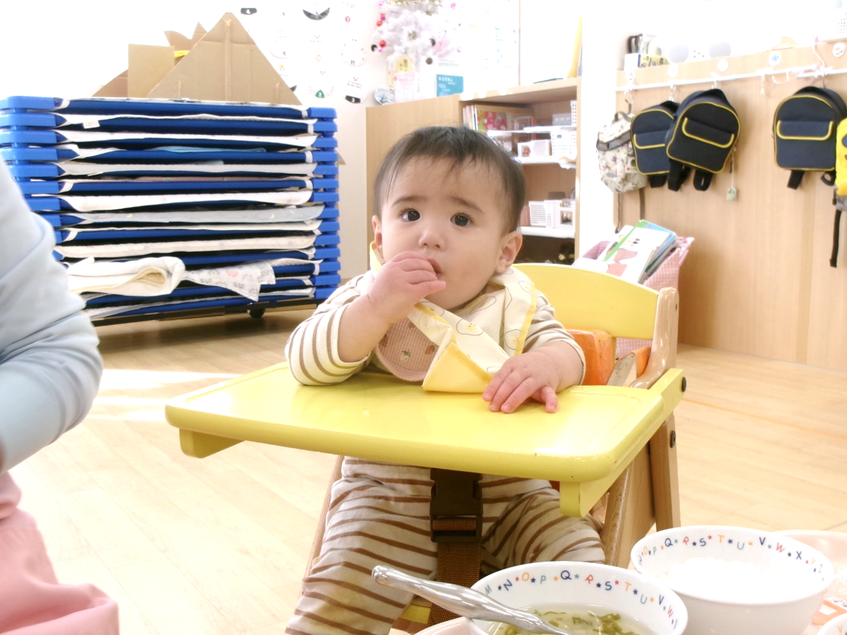 パクリっ！！スティック野菜のつかみ食べにも、慣れてきました☆♪