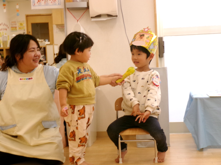 お誕生日のお友だちにインタビュー♪『好きな色はなんですか？』『虹色！！』