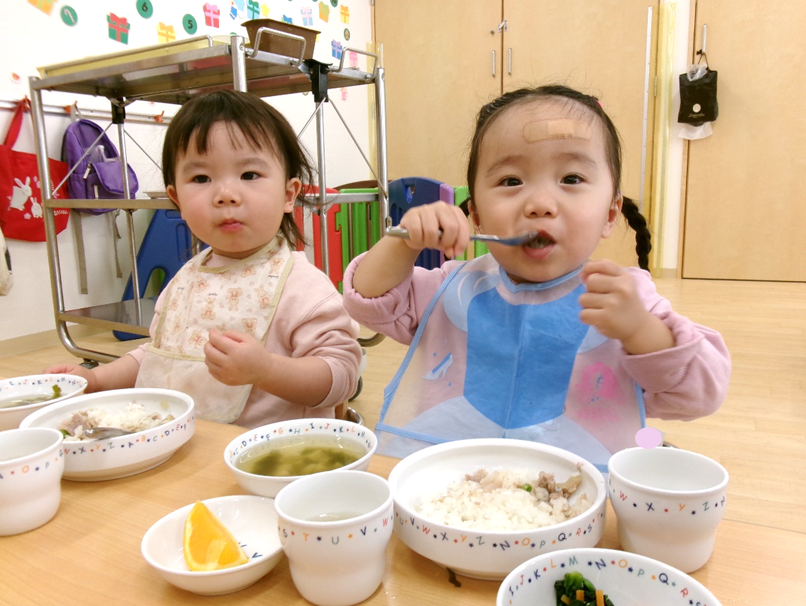 ～今日の献立～豚丼、ほうれん草の酢みそ和え、さといものすまし汁、オレンジ、マドレーヌ（おやつ）♪