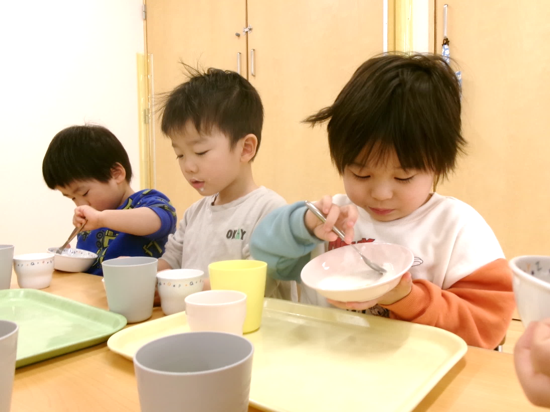 おやつは、焼きリンゴとヨーグルトでした☆彡