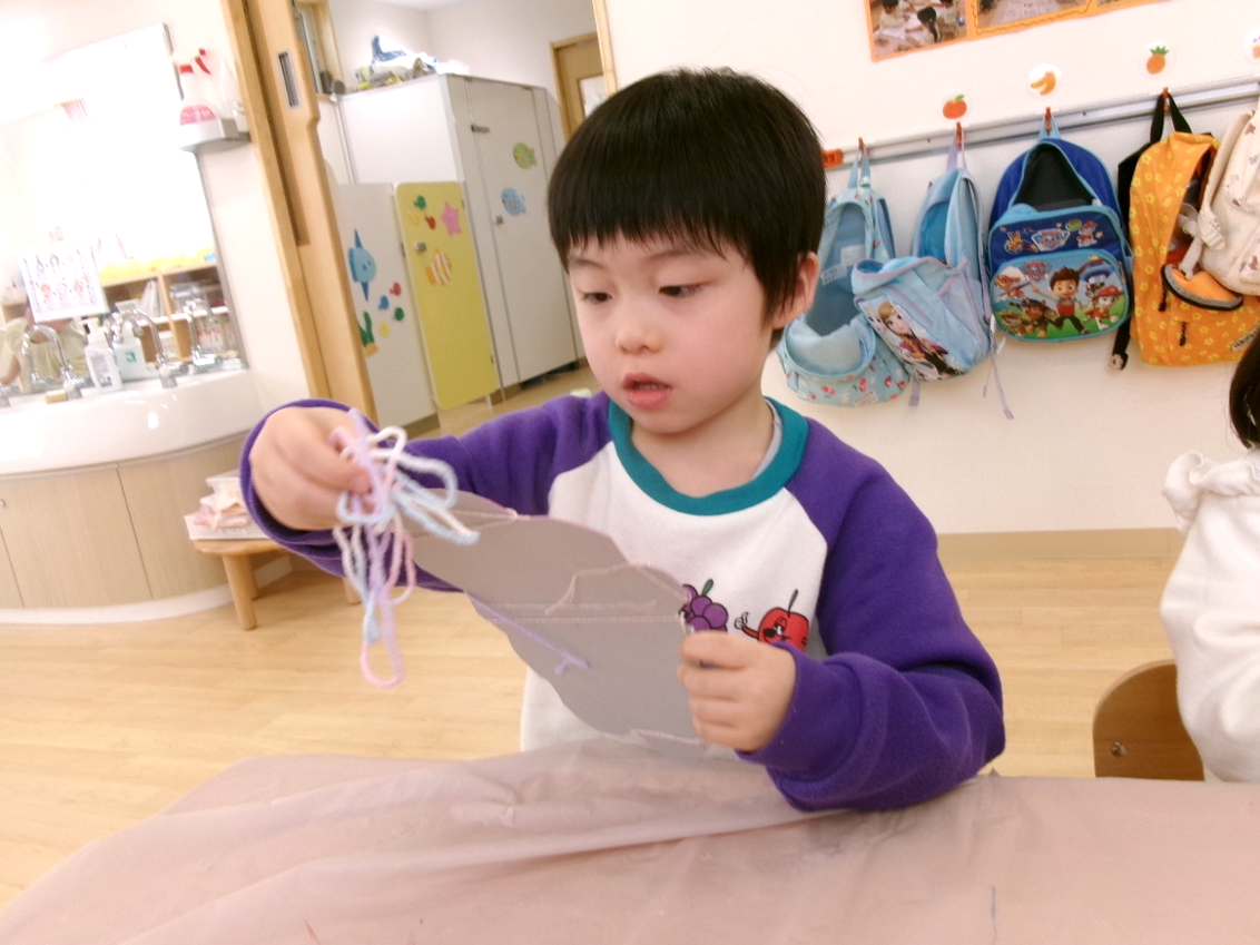 幼児クラスのお友だちは、節分製作！毛糸をぐるぐると巻いて、鬼さんの髪の毛を作りました♪