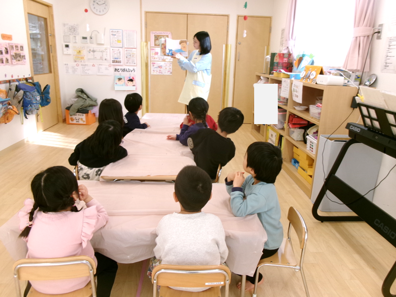 幼児さんは「おなかのなかにおにがいる」の絵本を真剣に見たあと、どんな鬼をやっつけようかな…と、お友だちと話しながら、製作を楽しみました★