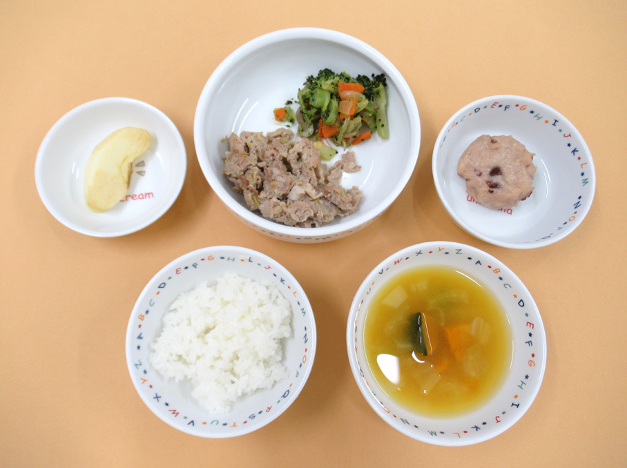 ★今日の給食★ご飯、豚肉のしょうが焼き、ブロッコリーのソテー、かぼちゃのお味噌汁、りんご　☆おやつ☆米粉あずき蒸しパン