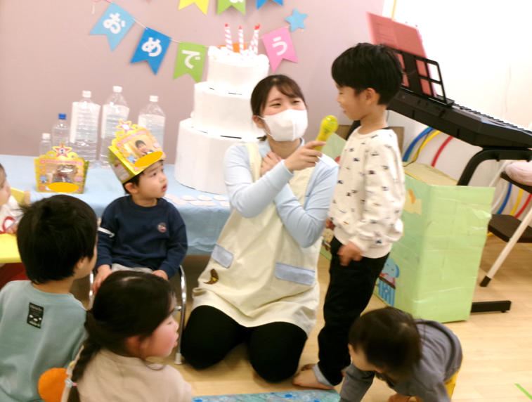 お誕生日のお友達にインタビュー！『好きな食べ物、色、おもちゃは何ですか？？』