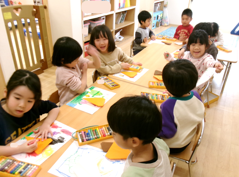 幼児クラスは、折り紙でにんじんとごぼうとだいこん作りに挑戦！大きなお風呂に入れてあげようね♪