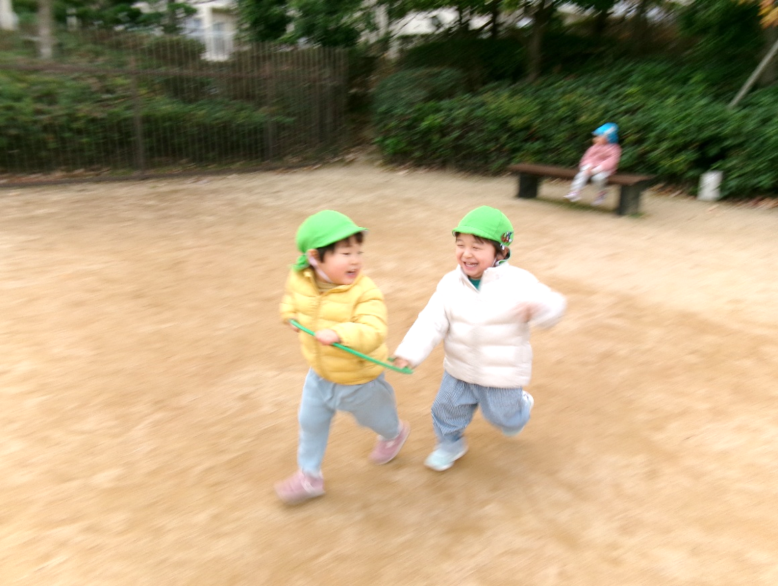 フラフープやボールを使って、戸外遊びを楽しみました(*^o^*)