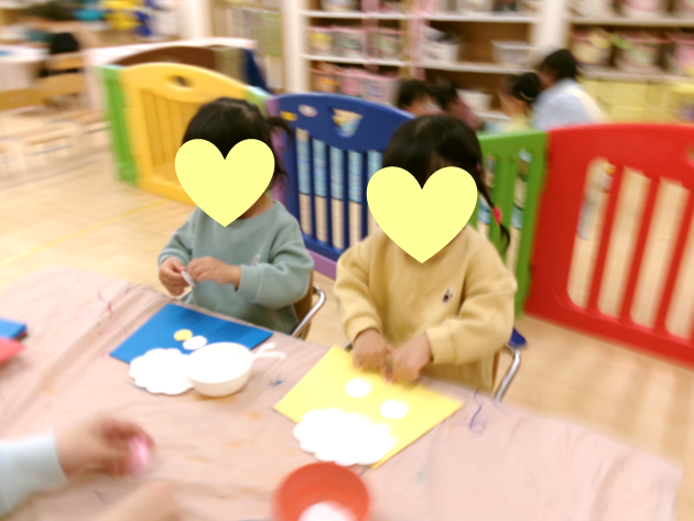 あひる組さんは、鬼の顔のパーツ貼りをしましたヽ(*・ω・)ﾉ「おめめ、おはな」と言いながら楽しんでいました♪