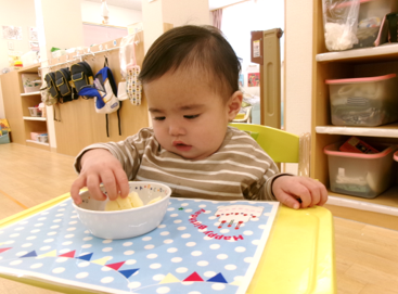 離乳食のおやつは、米粉蒸しパン♪パクパクと美味しそうに食べていました♡