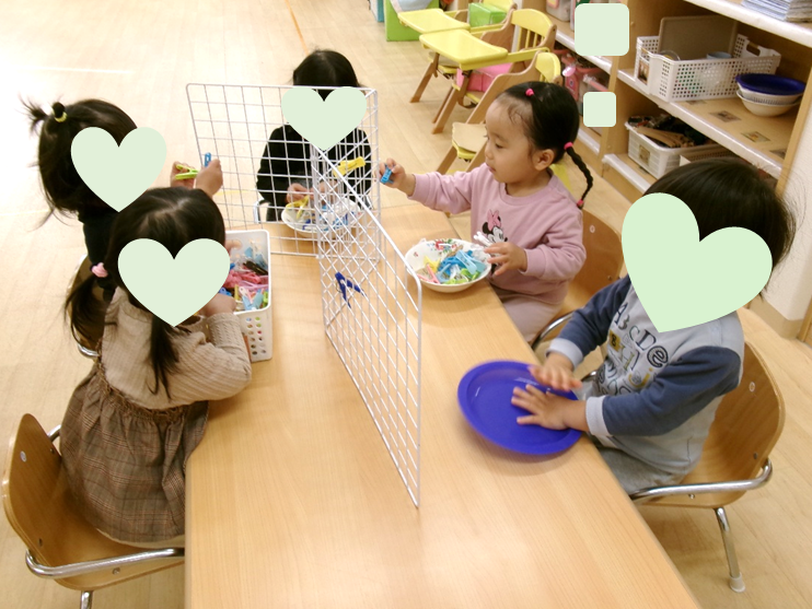 あひる組さんは、指先の力を使って、穴通しや洗濯バサミを使って遊びました♪パチパチと拍手をしながら、楽しんでいましたよ♡