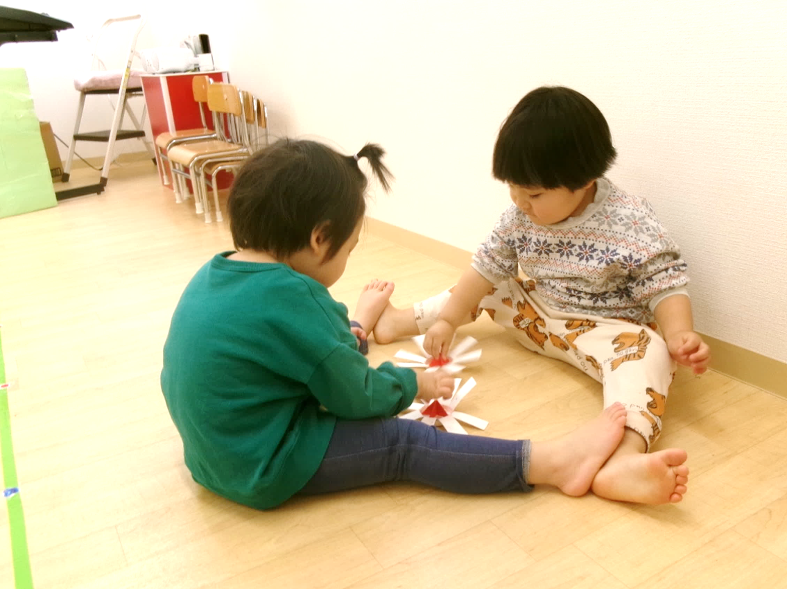 うさぎ組さんは、手作りの3種類の駒を、くるくるまわして遊んだよ☆彡