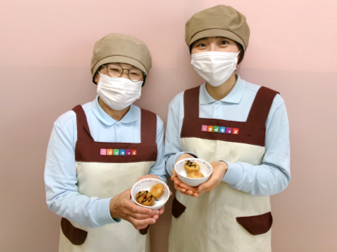 今日のおやつは、ドーナツ！ココアを使ったソースといちごジャムの二種類あるよ♪