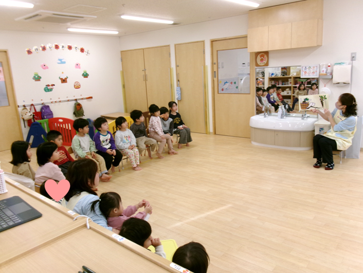 『にんじんとごぼうとだいこん』のお話を聞きました。寒い冬、みんなでお風呂に入るんだって♪