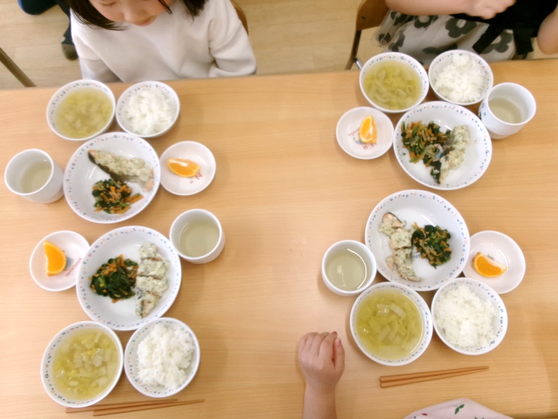 今日の昼食は『ご飯、鮭のポテト焼き、ほうれんそうの納豆和え、れんこんのお味噌汁、みかん』でした♪