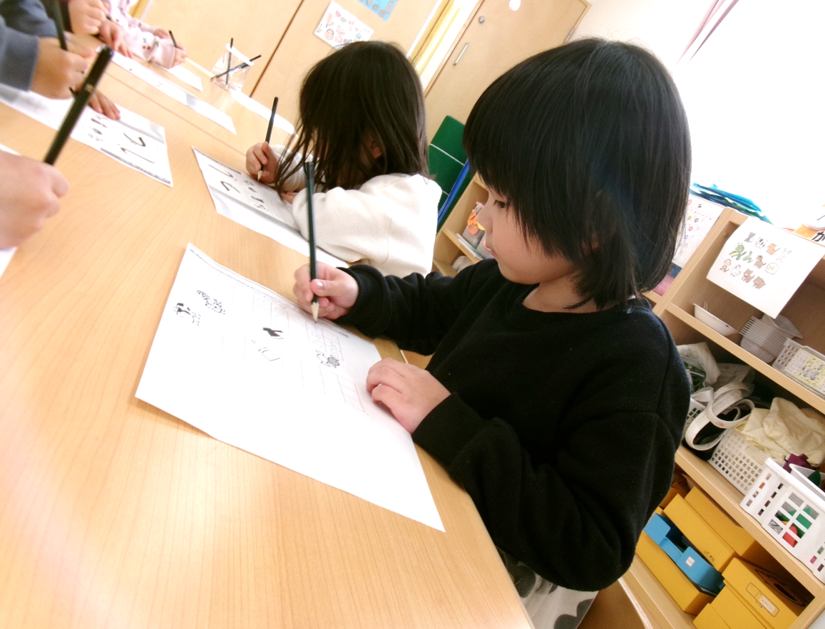 幼児さんは、鉛筆の持ち方や姿勢、机と目線の距離感などを伝えながら、平仮名を書く練習をしました♪