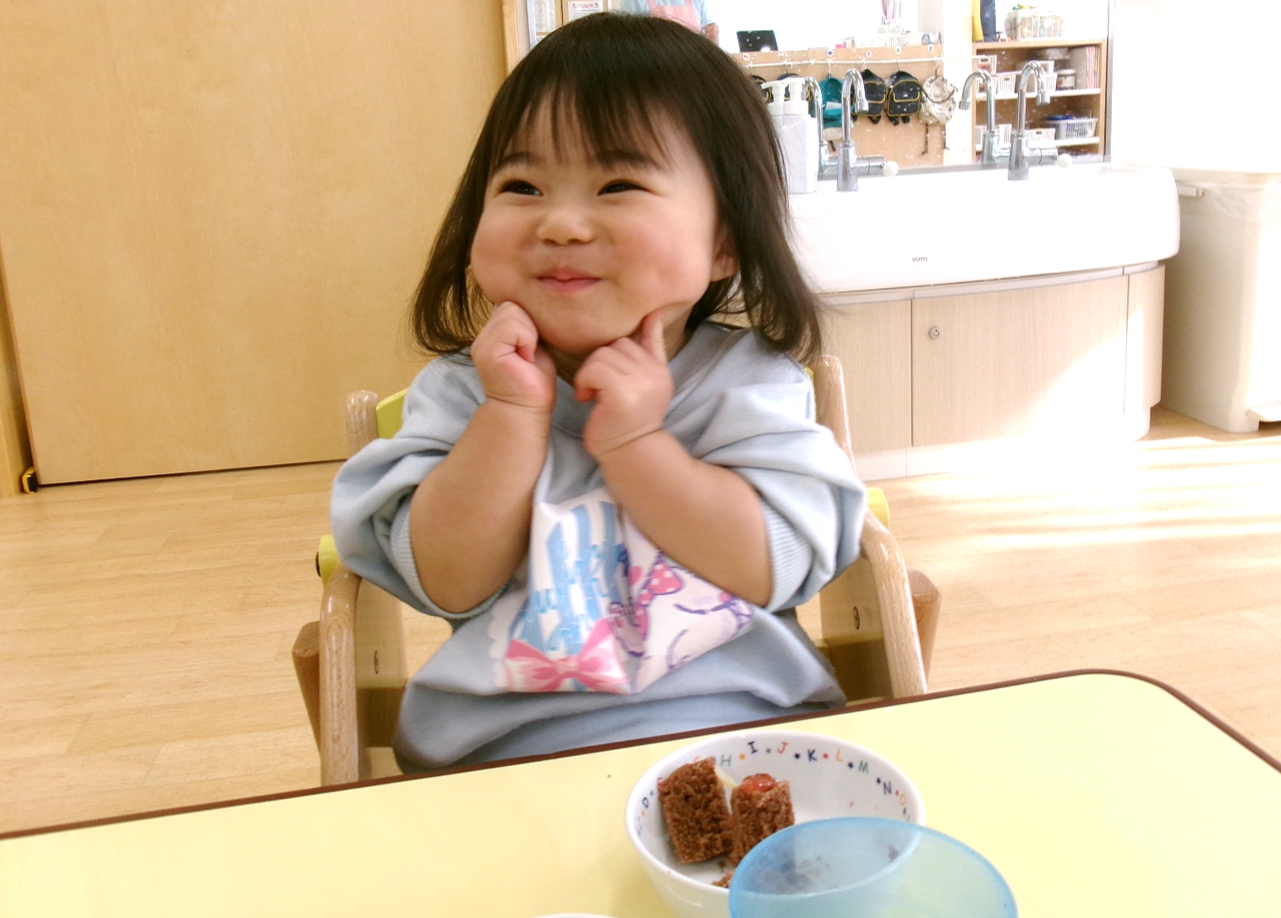 みんなで囲むおやつの時間は、しあわせなひとときですね♪