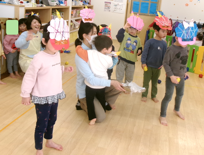 「鬼は外!」と言いながら、一生懸命、豆に見立てたボールを投げました。心の中の悪い鬼(いやいやオニ・泣き虫オニ・意地悪オニ)をやっつけよう!!