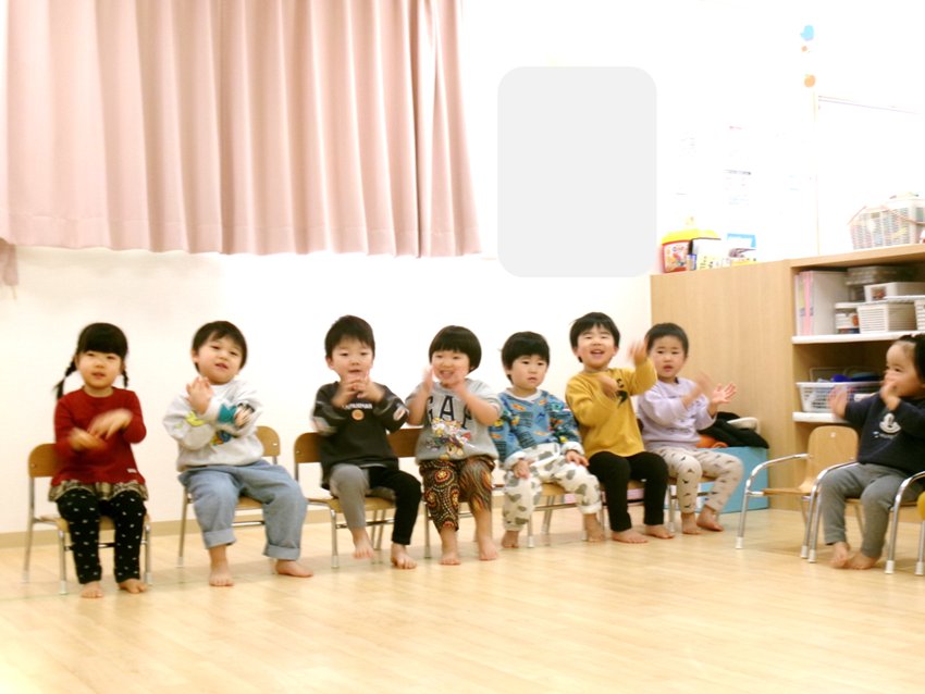 一日を振り返りながら、にこにこ笑顔で帰りの会を楽しんでいます♪