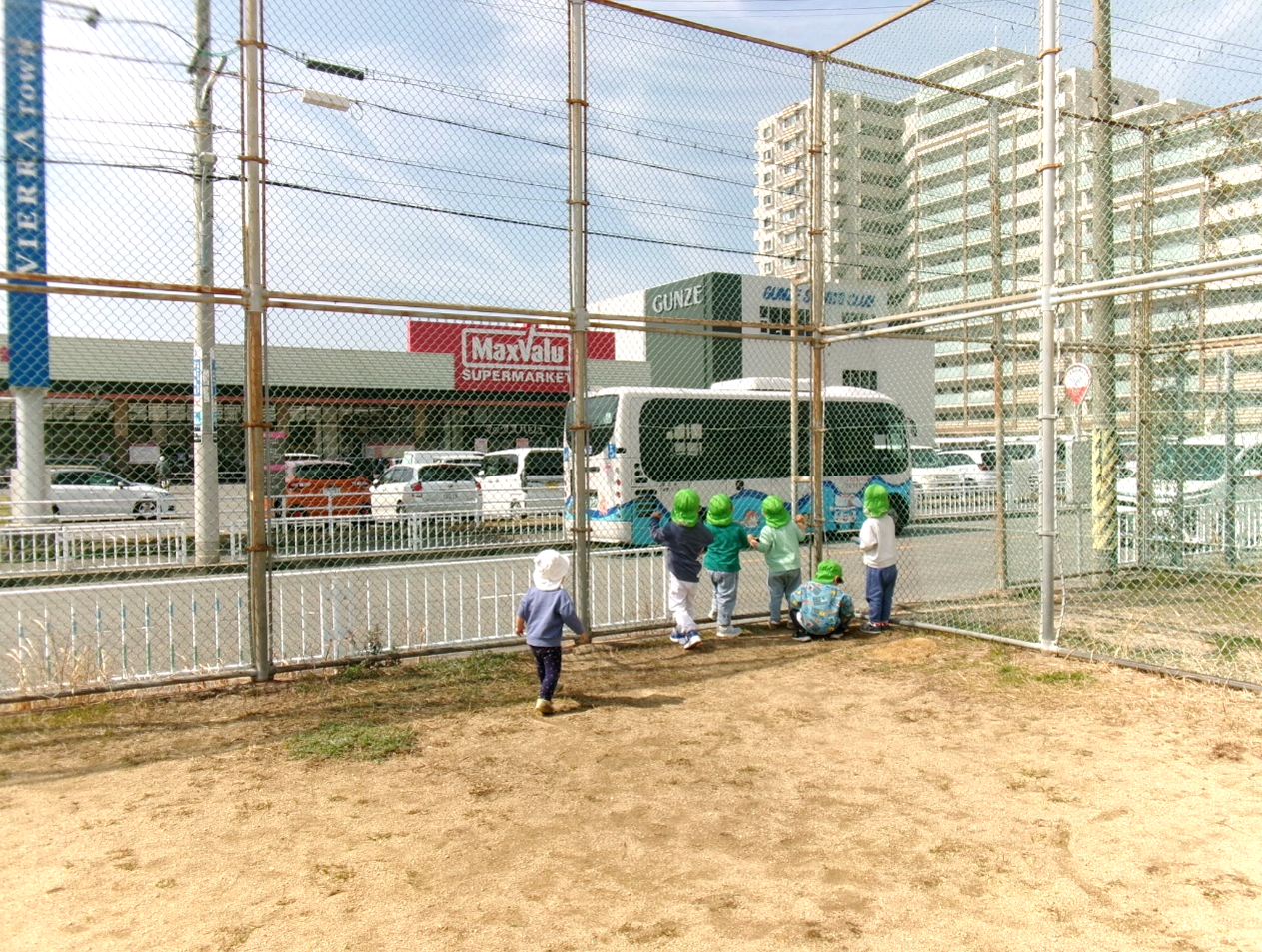 たこバスが通ると、みんな走って駆け寄っています☆彡
