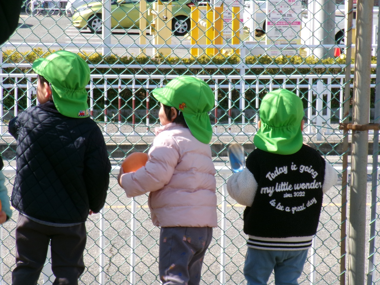 みんなで車を観察中☆彡