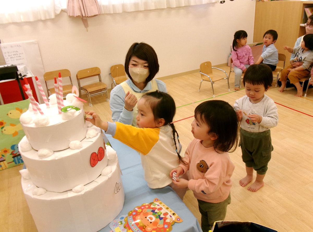 みんなでケーキのトッピングヾ(＠⌒ー⌒＠)ノ