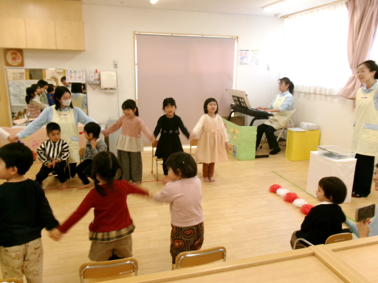 『思い出のアルバム』『さよならぼくたちのほいくえん』『みんなともだち』『ドキドキドン一年生』を、元気いっぱいうたいました♪