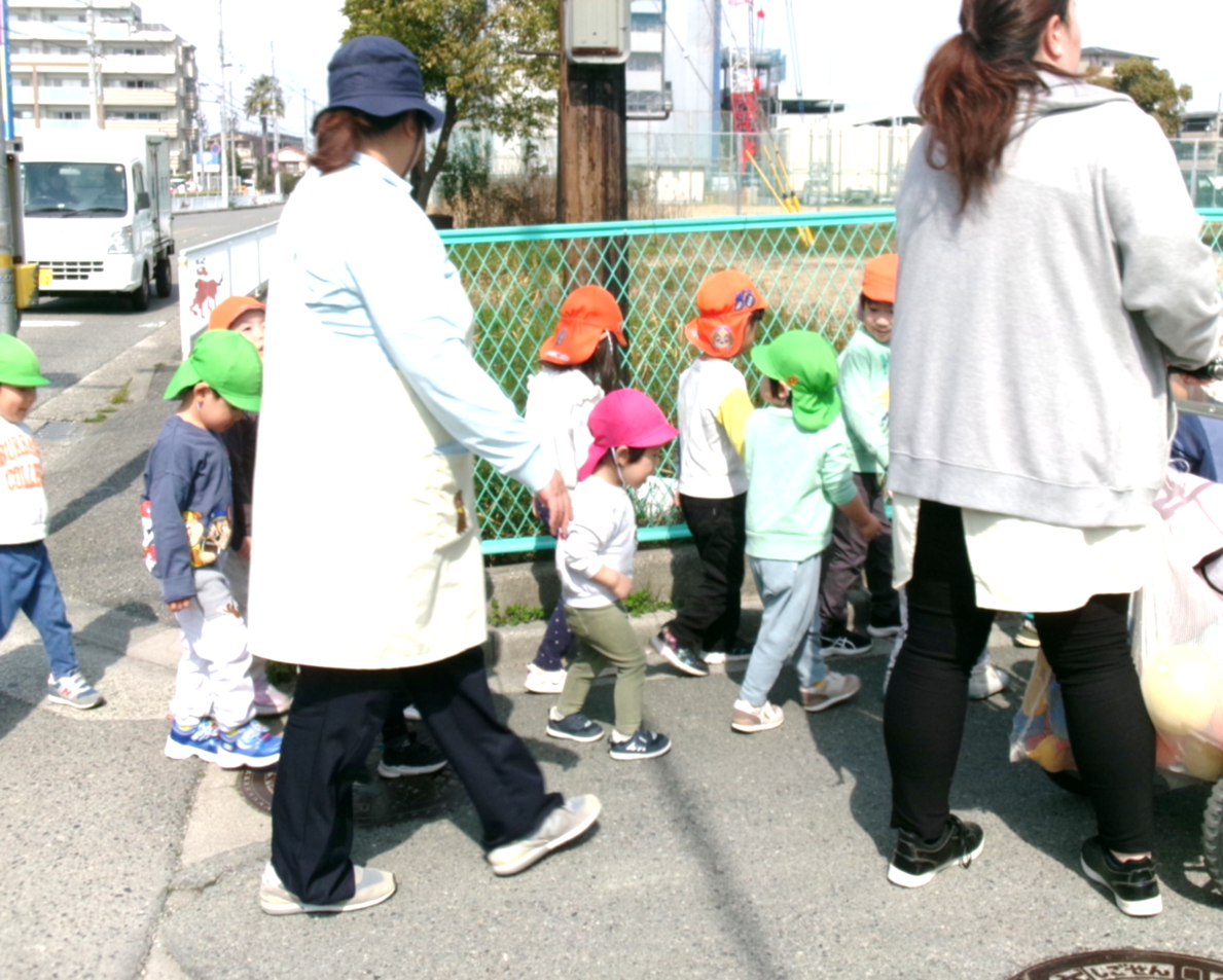 お友だちと手をつなぎ、すれ違う方々に元気にご挨拶をしながら、広場へ向かいました♪
