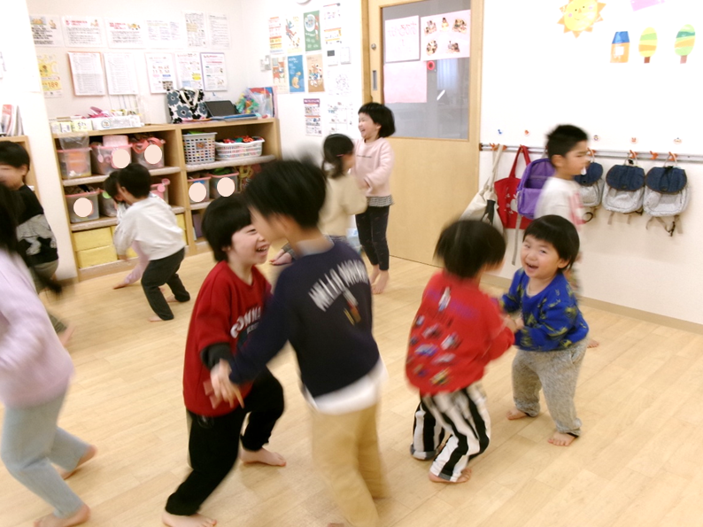 「よろしくね」のふれあい遊びでは、握手やこちょこちょでスキンシップを楽しみました♪