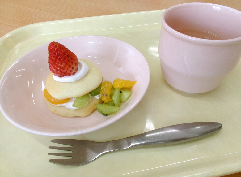 アレルギー対応メニューは、米粉のパンケーキでした(*^-^*)