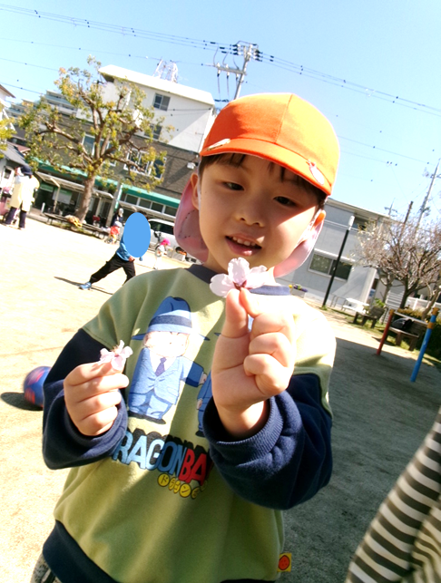 桜の花びらを見つけては、そっと拾って嬉しそうに見せてくれました(*^-^*)