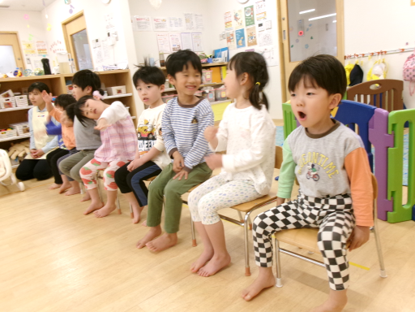 帰りの会の様子です♪みんなで元気に歌っています(*^o^*)