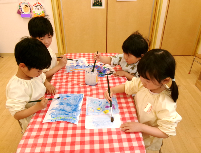 幼児さんは、はじき絵を取り入れて、こいのぼりの製作をしました。