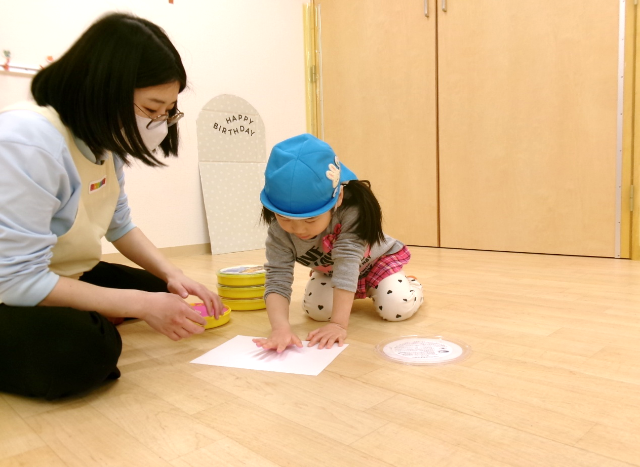 明日はお誕生日会！好きな色を選んで、お誕生日カードに貼る手形をとりました٩꒰｡•◡•｡꒱۶