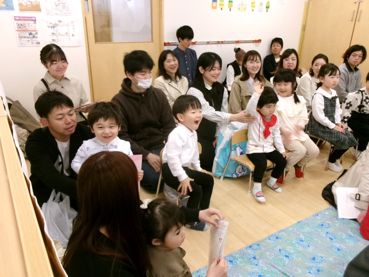 新しいクラス名に少し戸惑いながらも、「はーい!」と元気にお返事することができました♪