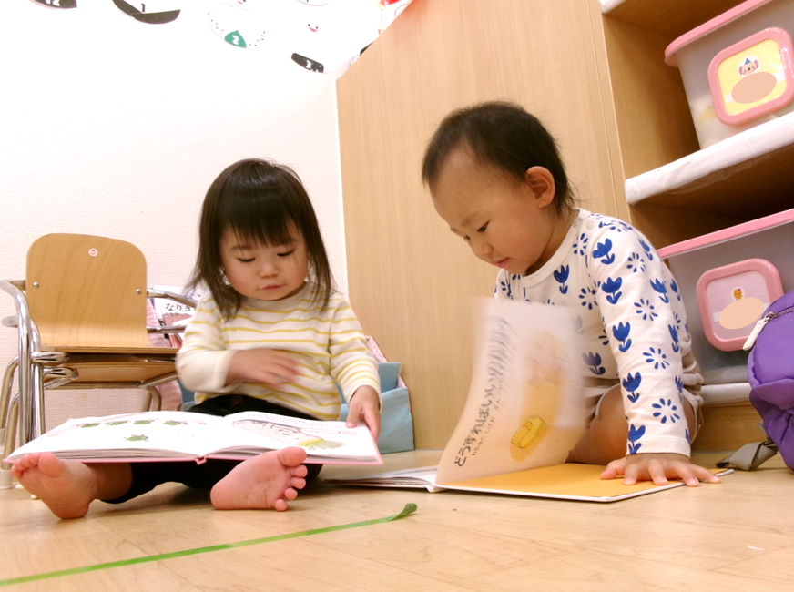 仲良く絵本タイム(｡•ω- ｡) ⌒♡