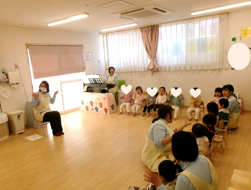 朝の会の様子です♪新入園児のお友だちも、体を揺らしたり手を叩いたりして、ノリノリで楽しむ姿が見られました(*^o^*)