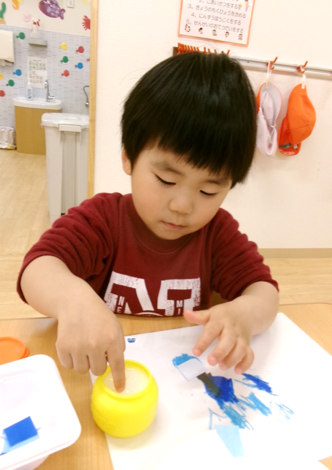 幼児クラスのお友だちも、こいのぼり製作に取り組んでいますo(｀・ω・´)o