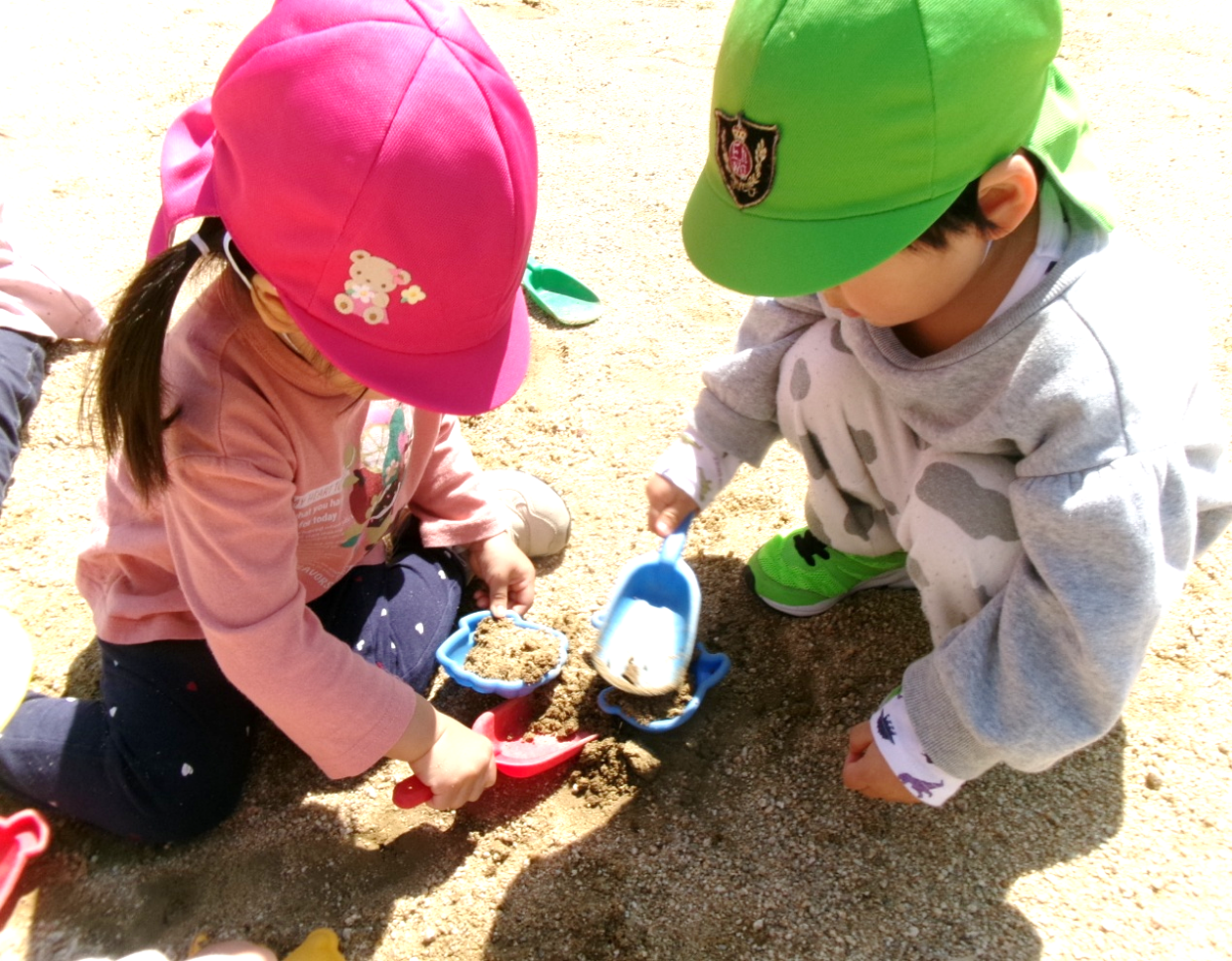 JR広場へお散歩に行きました！！仲良く砂遊び(*^-^*)
