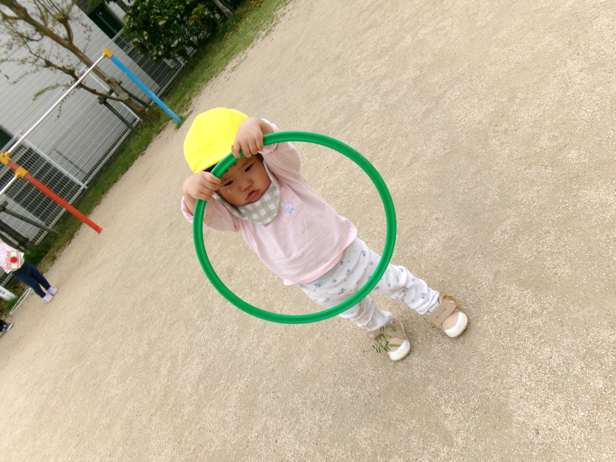 フープで遊んだり、お花を観察したり、石を拾ったりして楽しんでいました♡