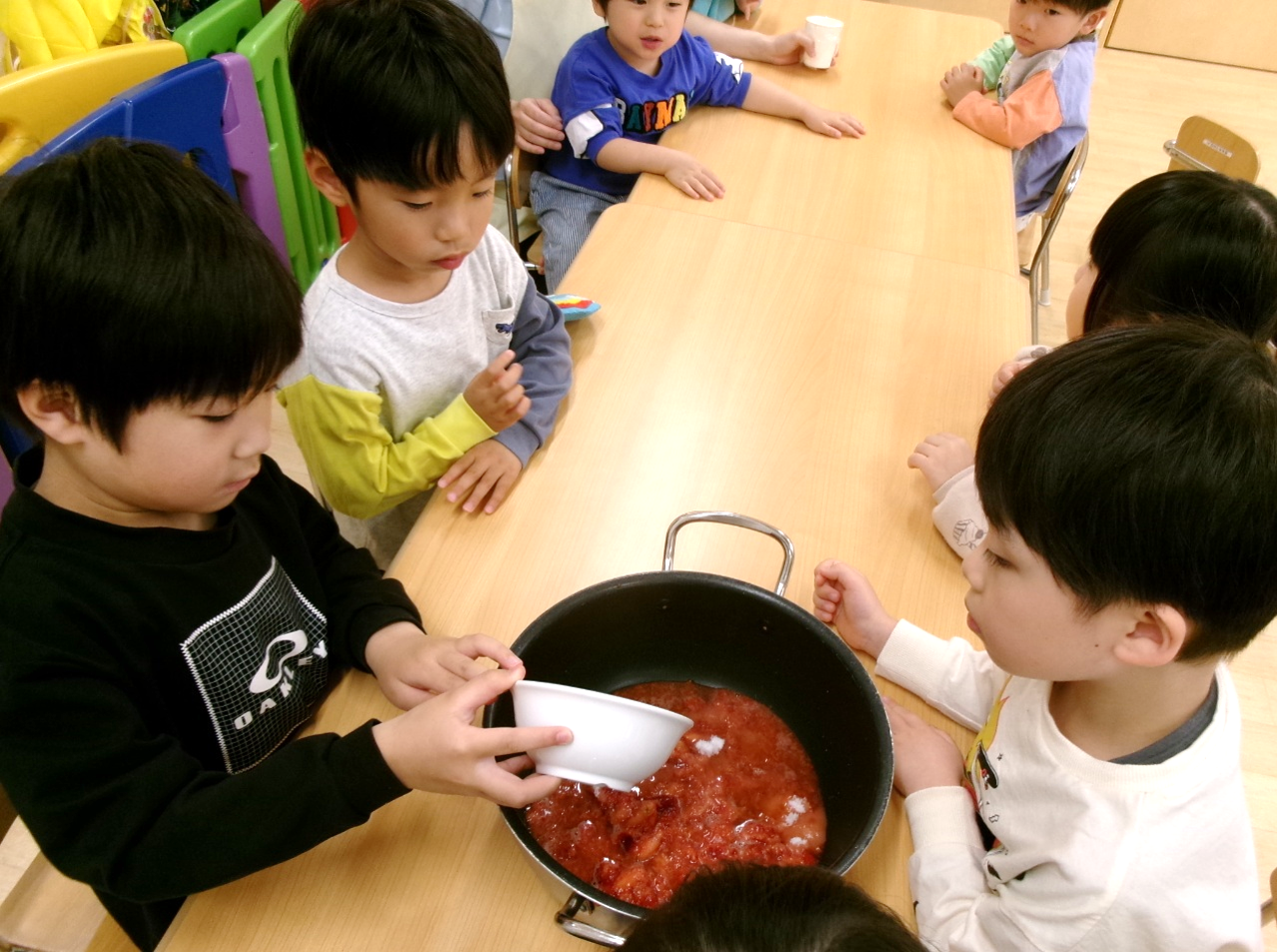 お砂糖も入れて、いちごジャムの完成まであと少し♪