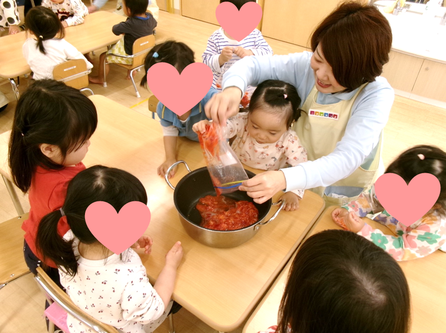 みんなでモミモミしたいちごを、お鍋にそ～っと入れていきました♪
