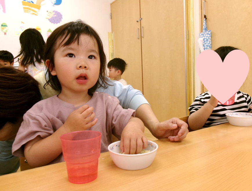 おやつは『そらまめケーキ』♪きれいな緑色だね(*^-^*)