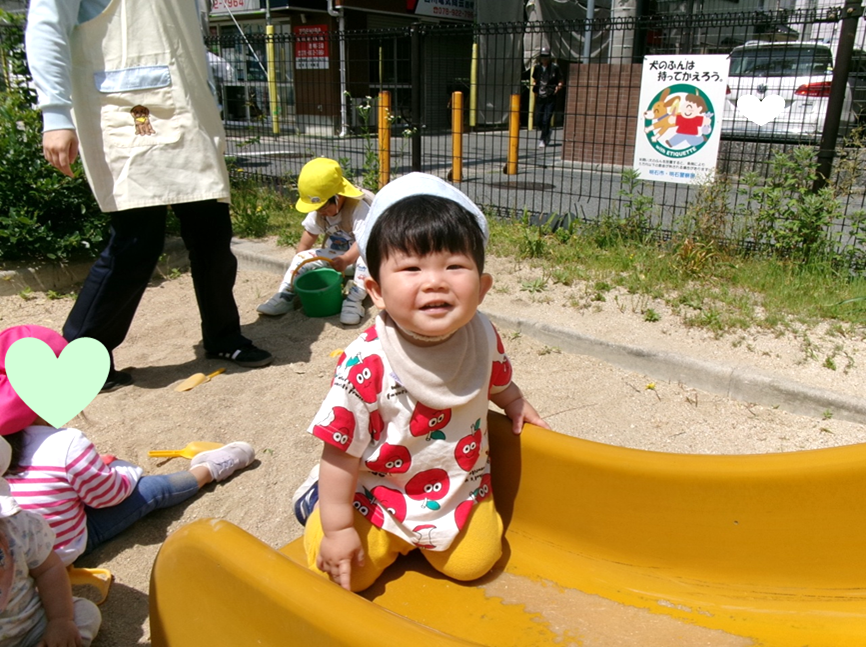 避難訓練後は、公園内をたくさん歩いて散策したり、砂場で砂をスコップですくったりと、ニコニコ笑顔で楽しんでいました(*^o^*)
