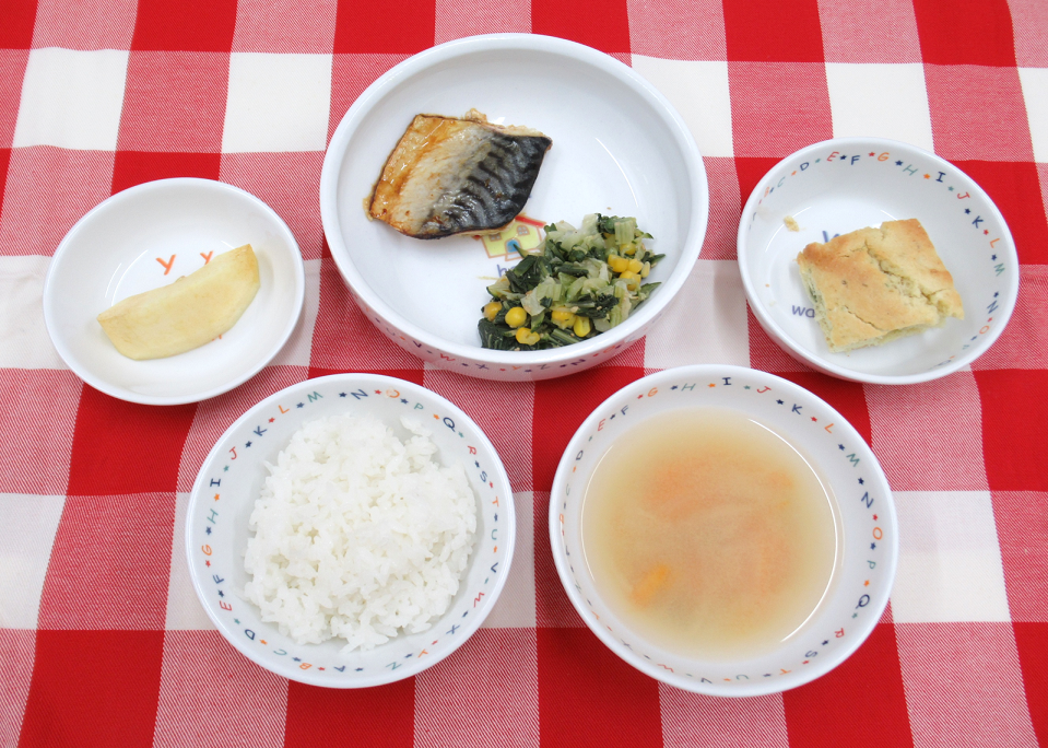 【今日の献立】昼食：ご飯、さばの塩焼き、チンゲンサイの胡麻和え、ごぼうのお味噌汁、りんご　　おやつ：そらまめケーキ
