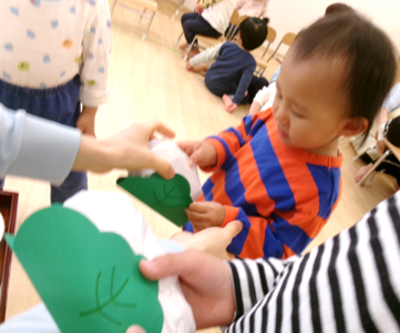 手作りのかしわもちに、かしわの葉っぱを巻いて、かしわもち作り(^^♪